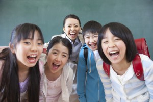 笑顔の小学生男女と女性教師